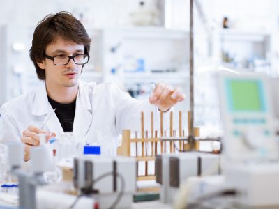 http://www.annee-scolaire-etranger.org/wp-content/uploads/2016/11/young-male-researcherchemistry-student-carrying-out-scientific-m-400x300.jpg